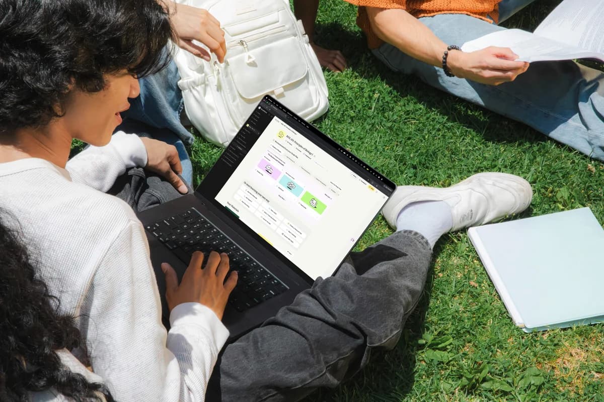 Photo d'ambiance — étudiants au travail (placeholder d'alt)